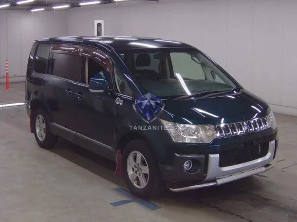 2013 Mitsubishi Delica D5