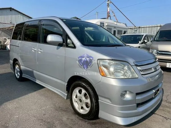 2005 Toyota Noah