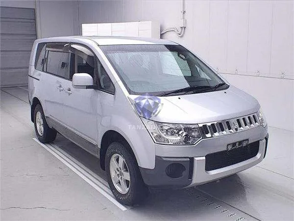 2010 Mitsubishi Delica D5